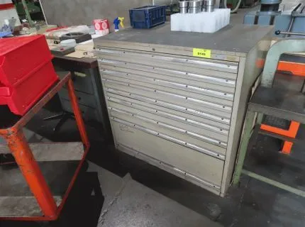 1 armoire à tiroirs métallique, env. 100 x 80 x 100 cm, 8 tiroirs, fermée à clé, contenu inconnu