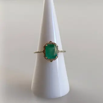 Prsten se smaragdem/diamantem - žluté zlato 585/000 (14K), přírodní smaragd cca 1,63 ct