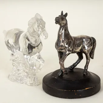 Petite sculpture de cheval, argent sterling, et sculpture d'un cheval au galop en verre (2)