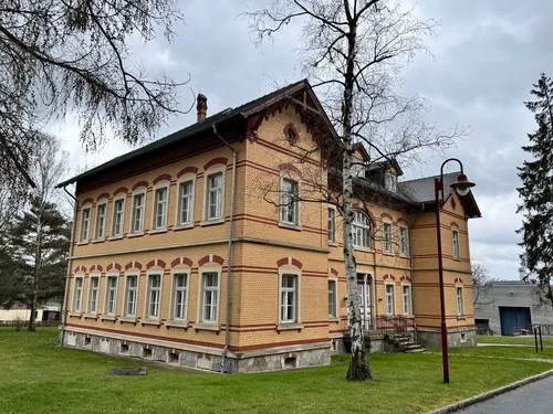 Two-storey former clinic building – Dr.-Max-Krell-Park 41 Haus A4, 02708 Großschweidnitz