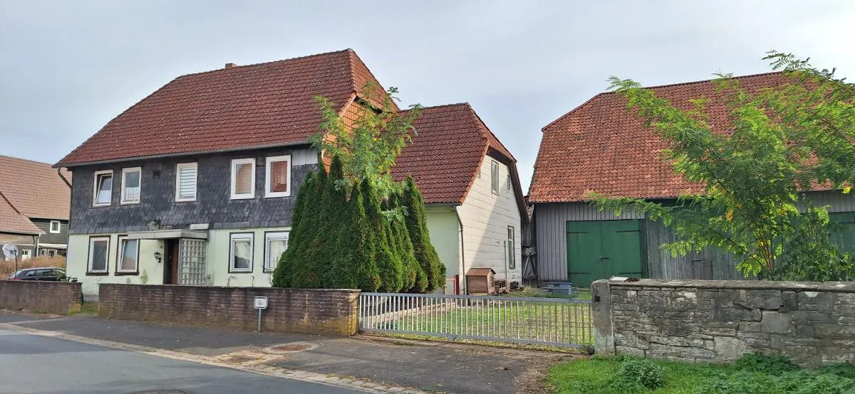 Resthoeve op perceel van ca. 1,08 ha te koop in Northeim-Langenholtensen