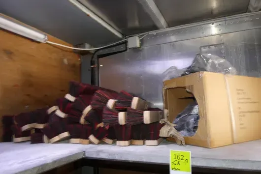 Contenu de rayon - balais de cantonnier, gants