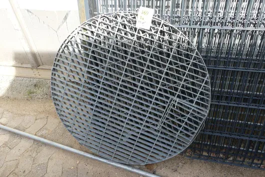 2 protective grilles