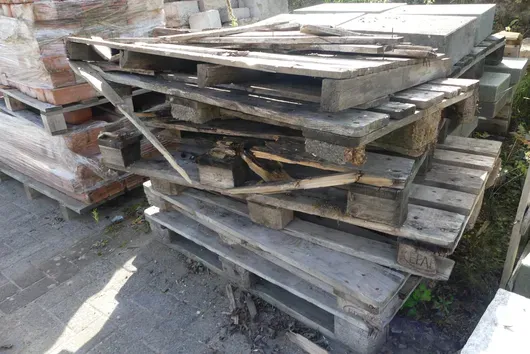 Pallet met inhoud - steenbouw elementen