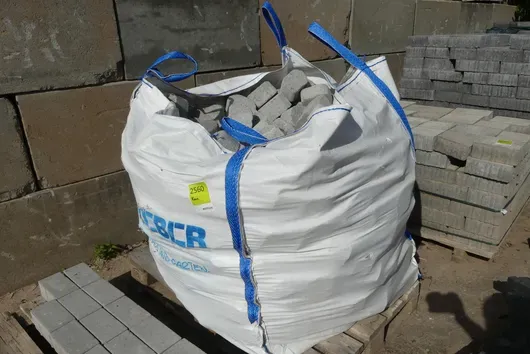 Big Bag mit Pflasersteinen