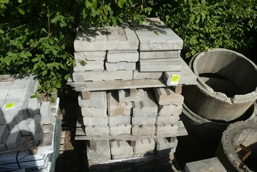 3x pallet with contents - stone building elements
