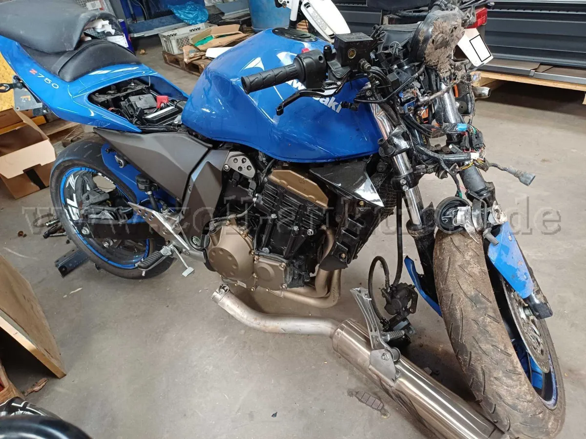 1 KAWASAKI Z750 Naked Bike - Unfallschaden - gebraucht als Teilespender