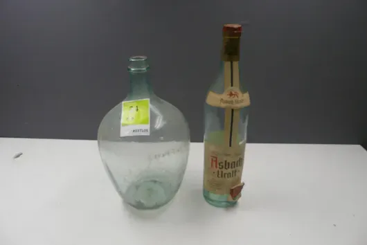 1x Glasballon, 1x Asbach Uralt-Flasche (leer)