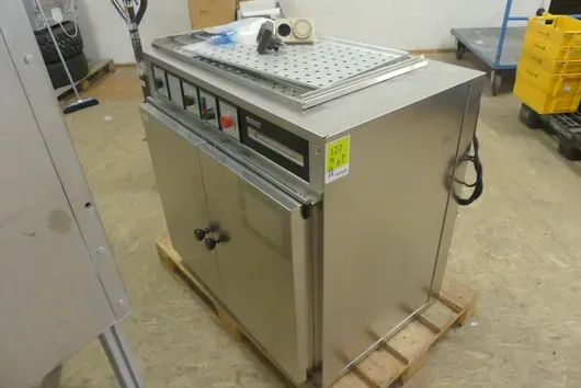 Memmert - Heating cabinet, two-door, with perforated sheets and timer