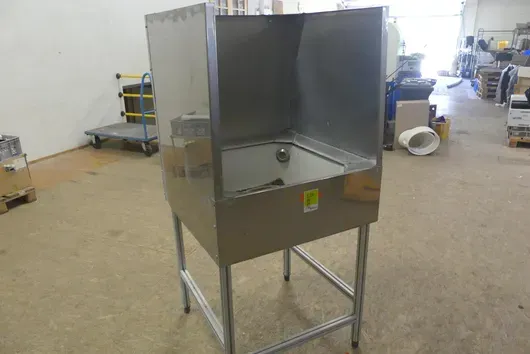 RVS uitgietbak met spatscherm op aluminium profielframe
