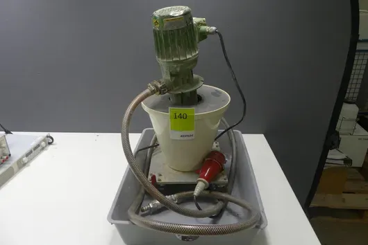 Container with top-mounted motor, hose, ball valve and CEE plug in drip tray