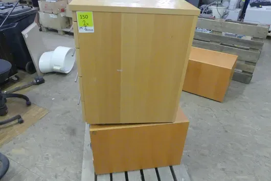 2x Schubladencontainer mit Inhalt (Pipettenspitzen, Kabel, Laborkleinteile)