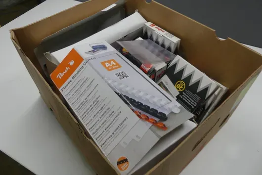 Büromaterial-Sortiment (Peach Plastikbinderücken A4, CD/DVD-Hüllen)