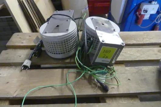 2x laboratoriumapparaat met aansluitkabel