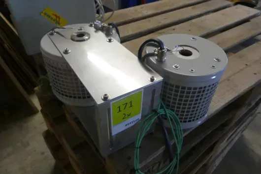 2x laboratoriumapparaat met aansluitkabel