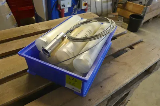 Sortiment (transparente Kunststoffrohre, Sensor mit Metallgeflechtkabel)