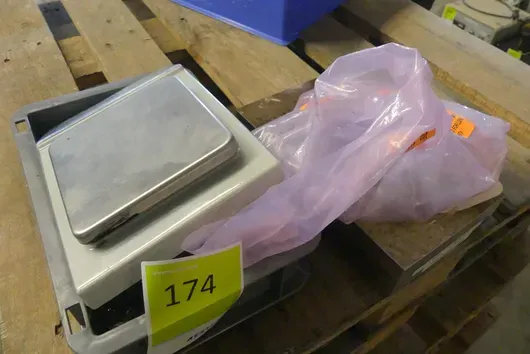 Kern - Scale with stainless steel pan and small plastic parts