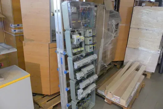 Elektrický rozvaděč s jističi, stykači a měřidly