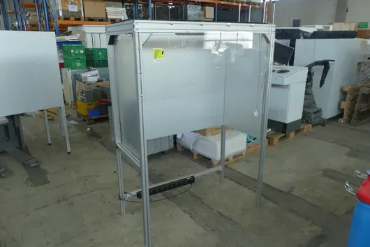 Behuizing van aluminium profiel met stekkerdoos
