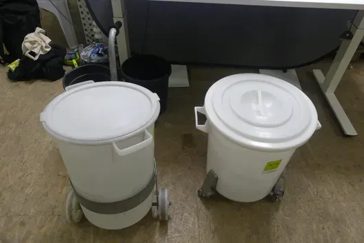 2x kunststof container met deksel, verrijdbaar