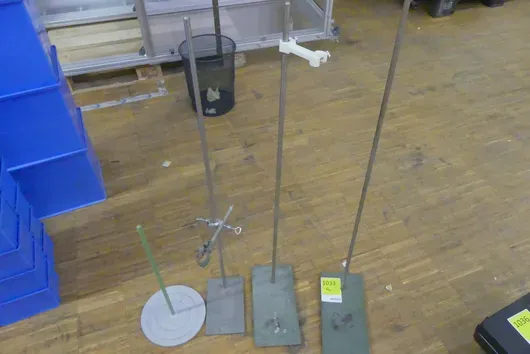 4x Laborstativ, teils mit Klemmen