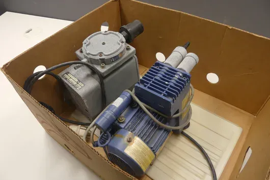 Zestaw pomp (2 pompy laboratoryjne)