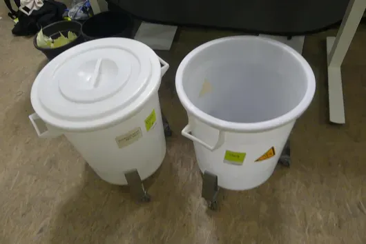 2 plastové nádoby, pojízdné, částečně s víkem