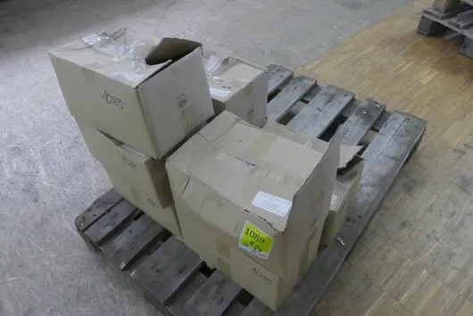 8 boxes of countersunk chipboard screws