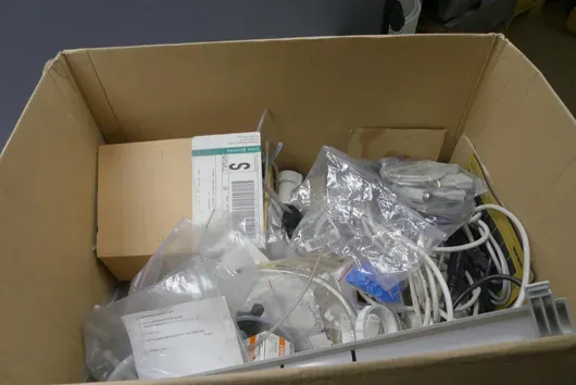 Ersatzteil-Sortiment (Kabel, verpackte Elektro-Kleinteile, Metallschiene)