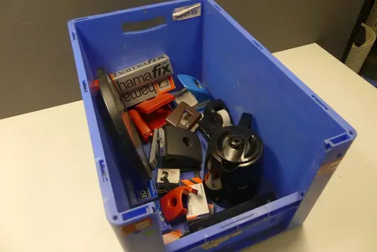 Konvolut Büroartikel (Wanduhr, Locher, Hefter, Klebefilmabroller)