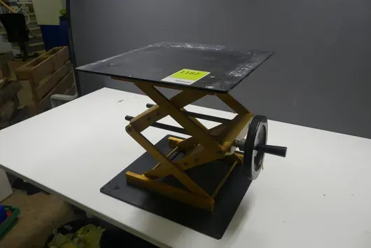 Laboratory lifting table with handwheel