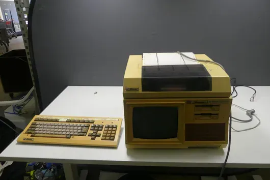Shimadzu - Chromatography data processor Chromatopac with keyboard