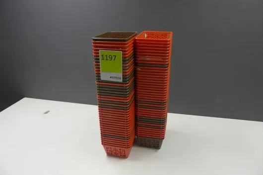 Sada plastových úložných košů, různé barvy