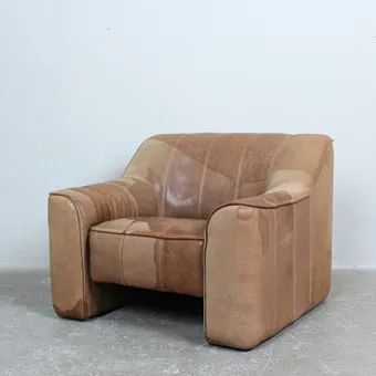 DE SEDE. Fauteuil / Lounge Chair, modèle 'DS 44', cuir de buffle, Suisse, années 1970.