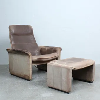 DE SEDE. Fauteuil avec ottomane, modèle 'DS-50', cuir, Suisse, années 1970.