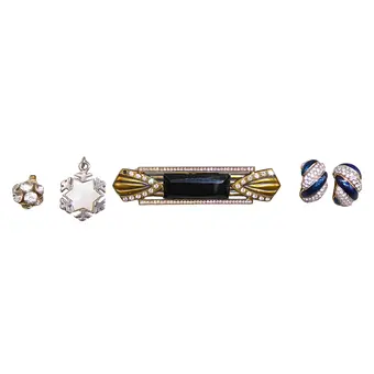 LOT DE BIJOUX 4 PIÈCES AVEC CLIPS D'OREILLES PIERRE LANG, BROCHE GÉOMÉTRIQUE ET DEUX PENDENTIFS.