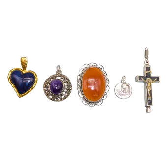 5-TEILIGES SCHMUCKKONVOLUT MIT KRUZIFIX, CABOCHON-BROSCHE, MEDAILLE UND ZWEI ANHÄNGERN.