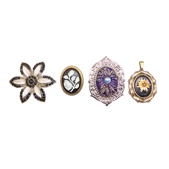 LOT DE BIJOUX AVEC PENDENTIF « GERMANY » ET TROIS BROCHES, 4 PIÈCES.