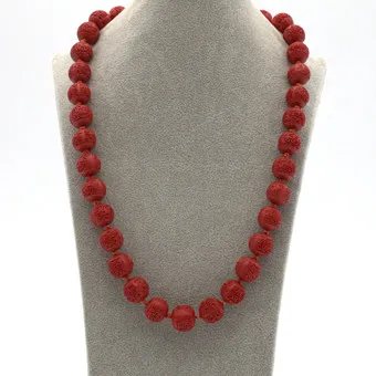 Collier vintage chinois avec perles de cinabre sculptées vers 1960-1970.