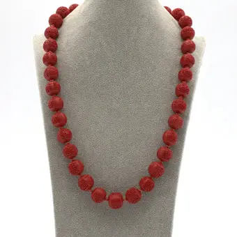 Collier vintage chinois avec perles de cinabre sculptées vers 1960-1970.