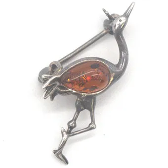 DESIGNER BROSCHE ZILVER GETEST IN PLASTISCHE VORM VAN EEN VOGEL, BEZET MET HONINGBARNSTEEN CABOCHON, DUITSLAND, 20E EEUW, GEGEHALLMARKt.