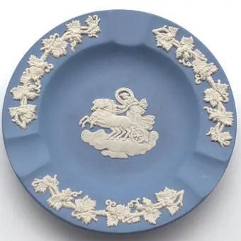 WEDGWOOD. JASPERWARE KERAMICKÁ MISKA MODRÁ S RELIÉFNÍM DEKOREM.