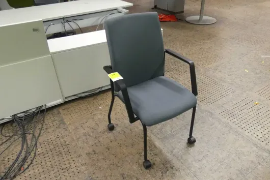 1x Besucherstuhl