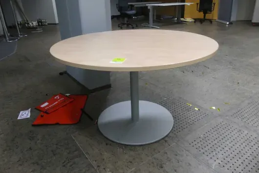 1x Besuchertisch