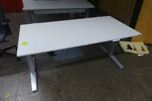 1x electrically height-adjustable desk