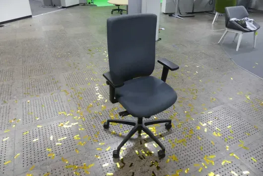 1x Bürostuhl