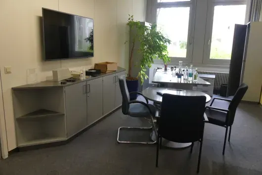 Ensemble de poste de travail avec 1 bureau à hauteur réglable électrique