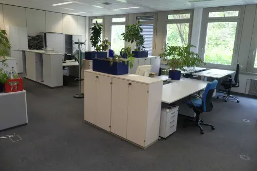 Ensemble de poste de travail avec 14 bureaux à hauteur réglable électrique
