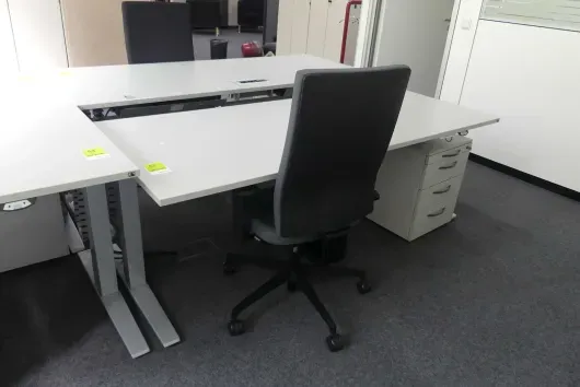 Arbeitsplatzset mit 1x elektrisch höhenverstellbarem Schreibtisch