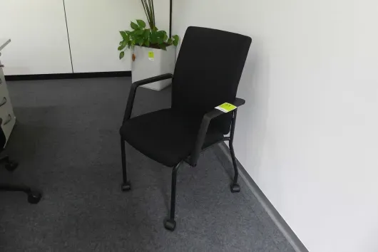 1x Besucherstuhl